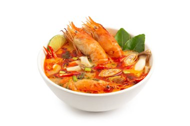 Tom Yam Kung, karides ve mantarlı limon çorbası, Tayland yemeği beyaz arka planda izole edilmiş, kırpma yolu olan beyaz bir kasede