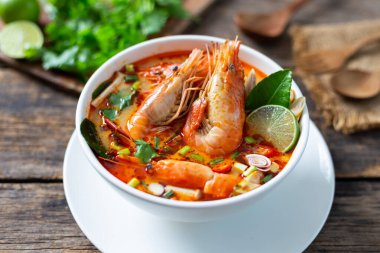 Tom Yam Kung, karides ve mantarlı limon çorbası, Tayland yemeği ve beyaz kâse manzaralı