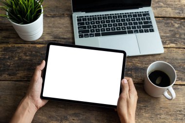 Resim tableti maketi, beyaz ekranlı tableti tutan adam.