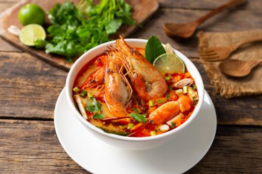 Tom Yam Kung, karides ve mantarlı limon çorbası, Tayland yemeği ve beyaz kâse manzaralı