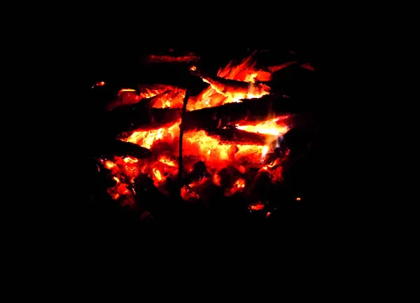 Φλεγόμενα Κάρβουνα Μιας Φωτιάς Στο Φόντο Του Σκοταδιού Της Νύχτας — Φωτογραφία Αρχείου