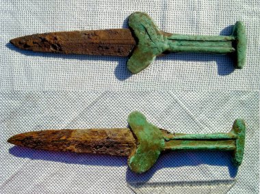Doğu Avrupa 'da bronz saplı antika hançer.