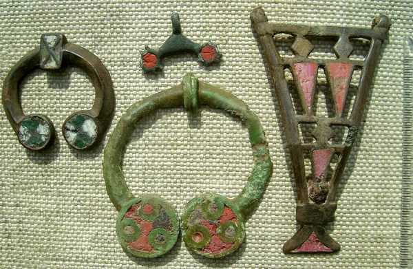 Jóias Bronze Antigo Broches Pingente Com Esmaltes Século Europa Oriental — Fotografia de Stock