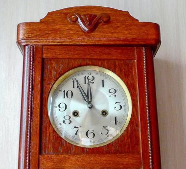 Eski çanların elleri neredeyse saat 12 yönünde. Yakında çanlar çalacak ve yeni yıl gelecek.