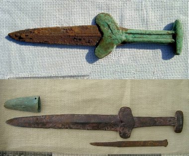 İskitlilerin bronz saplı hançerleri ve kılıç kınının sonu 5-3 yüzyıl. BC.