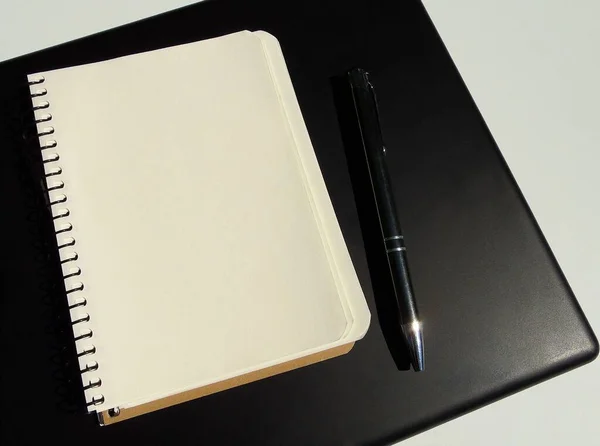 Foglio Bianco Blocco Note Una Penna Sfera Trovano Notebook Nero — Foto Stock
