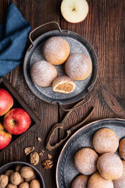 Lezzetli tatlı pasta, elmalı ve cevizli çörekler, üzerine pudra şekeri serpiştirilmiş.