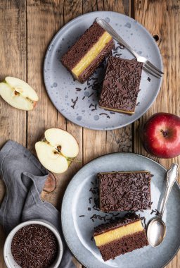 Lezzetli çikolatalı tatlı kremalı elma dolgulu, üzeri çıtır çıtır serpiştirilmiş.