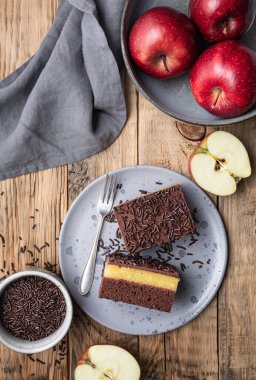 Lezzetli çikolatalı tatlı kremalı elma dolgulu, üzeri çıtır çıtır serpiştirilmiş.