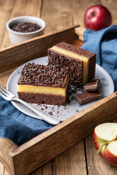 Delizioso Dessert Cioccolato Con Ripieno Mele Cremoso Condito Con Croccanti — Foto Stock