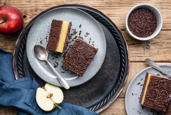 Delicious Chocolate Dessert Creamy Apple Filling Topped Crispy Sprinkles — Stock Photo, Image