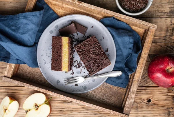 Lezzetli çikolatalı tatlı kremalı elma dolgulu, üzeri çıtır çıtır serpiştirilmiş.