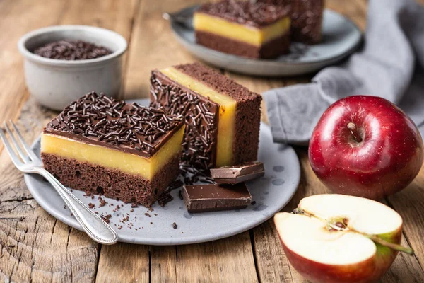 Delicious Chocolate Dessert Creamy Apple Fill Toppped Crispy Sprinkles — Stok Foto