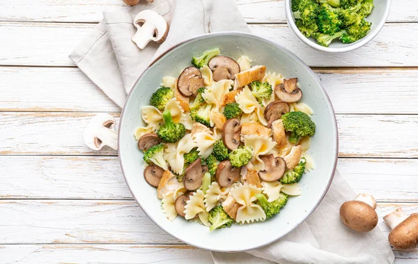 Mushroom Pasta Salad Steamed Broccoli Baked Chicken Meat Slices Lunch — Stockfoto