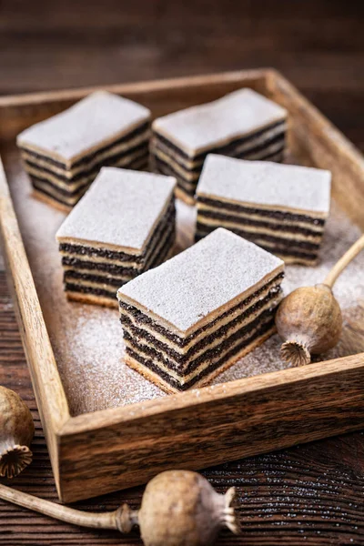 Postre Dulce Pastel Semillas Amapola Capas Espolvoreado Con Azúcar Polvo — Foto de Stock