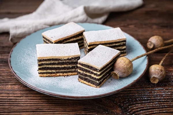 Sweet Dessert Layered Poppy Seed Cake Dusted Powdered Sugar — Stock Photo, Image