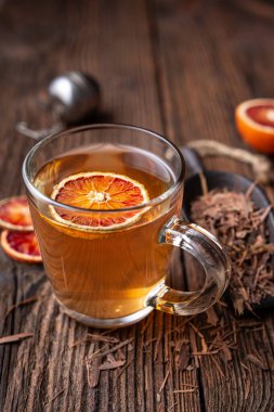 Medicinal Pau d 'Arco ağaç kabuğu çayı. Tahta arka planda cam bir fincanda Lapacho olarak da bilinir.