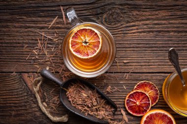 Medicinal Pau d 'Arco ağaç kabuğu çayı. Tahta arka planda cam bir fincanda Lapacho olarak da bilinir.