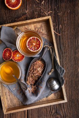 Medicinal Pau d 'Arco ağaç kabuğu çayı. Tahta arka planda cam bir fincanda Lapacho olarak da bilinir.