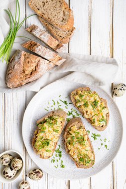 Lezzetli ve sağlıklı bir kahvaltı, çırpılmış bıldırcın yumurtası, üstüne de pirzola.