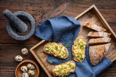 Lezzetli ve sağlıklı bir kahvaltı, çırpılmış bıldırcın yumurtası, üstüne de pirzola.