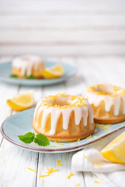 Tangy Mini Sitruuna Bundt Kakkuja Päällä Sitruuna Lasite — kuvapankkivalokuva