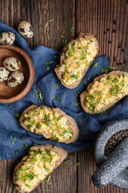 Lezzetli ve sağlıklı bir kahvaltı, çırpılmış bıldırcın yumurtası, üstüne de pirzola.