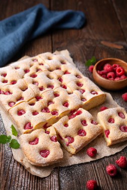Bublanina olarak bilinen meyveli ahududu keki üzerine pudra şekeri serpiştirilmiş.