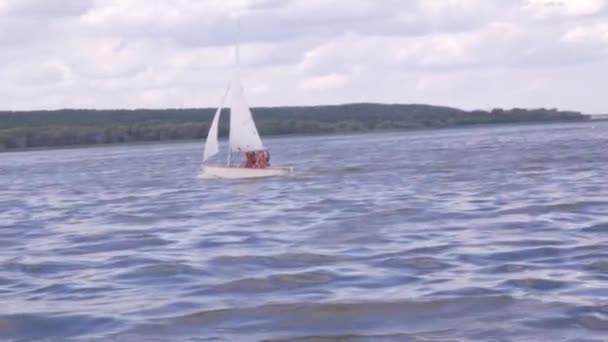 在湖中航行的小帆船 — 图库视频影像