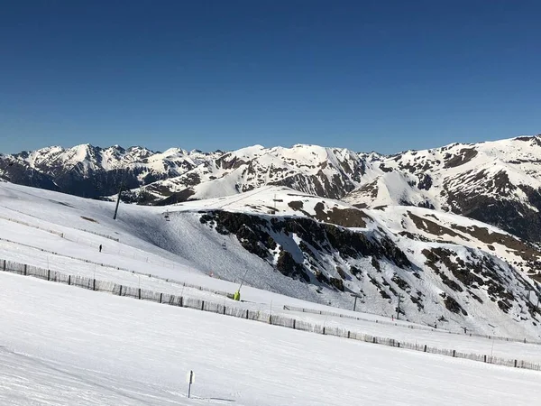 Andorra 'daki güzel dağlar. Kayak merkezi.
