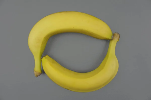 Gri arka planda taze muz meyveleri. Moda rengi.