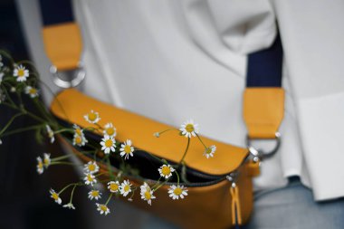 Papatyalı sarı bir çanta. Moda Renkleri 2021.