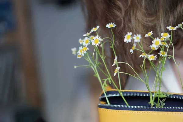 Papatyalı sarı bir çanta. Moda Renkleri 2021.