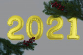 Žluté vánoční balónky 2021 na šedém pozadí. Čísla na Nový rok2021. Party dekorace.