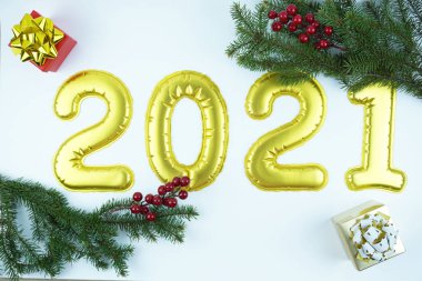 Beyaz arka planda Sarı Noel 2021 balonları. 2021 yılının rakamları. Parti dekorasyonu.