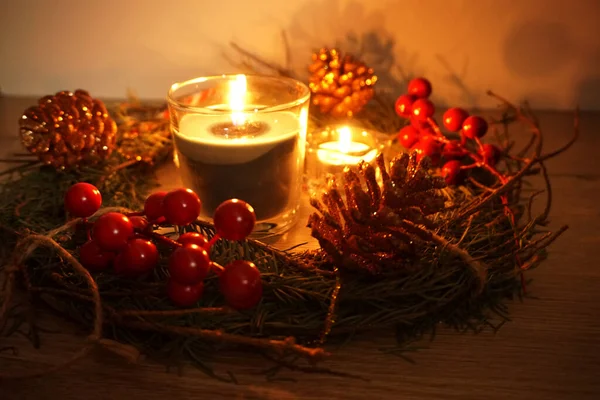 Decoración Navideña Oscura Corona Con Velas Regalo Mesa Madera —  Fotos de Stock