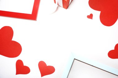 Kırmızı kağıt kalpler ve beyaz arka planda hediye. Romantik konsept.