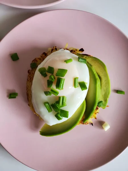 Avocado Toast Mit Pochiertem Und Räucherlachs Auf Rosa Teller — Stockfoto