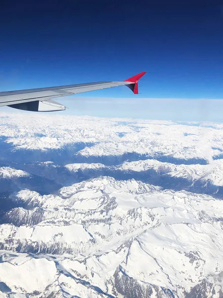 Vue Sur Aile Avion Montagnes Avec Neige Depuis Illuminateur — Photo