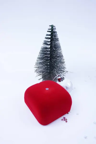 Mücevher hediyeleri köknar ağaçlarının yakınındaki beyaz arka planda izole edilmiş Noel konsepti..