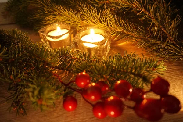 Dos Velas Entre Racimos Abetos Concepto Navidad —  Fotos de Stock