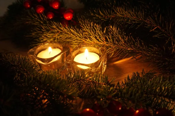 Köknar ağaçlarının arasında iki mum. Noel konsepti.