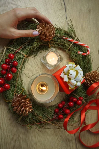 Decoración Navidad Corona Con Velas Regalo Mesa Madera —  Fotos de Stock