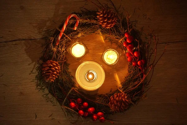 Decoración Navideña Oscura Corona Con Velas Regalo Mesa Madera —  Fotos de Stock