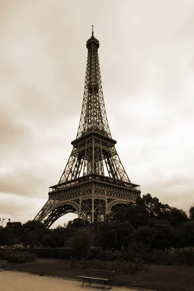 Paris, Fransa 'daki Eyfel Kulesi. Retro biçimi.