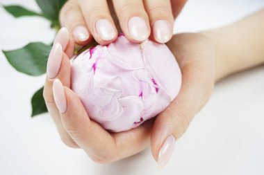 Hanımefendinin elindeki güzel pembe şakayık. Eko kavramı.