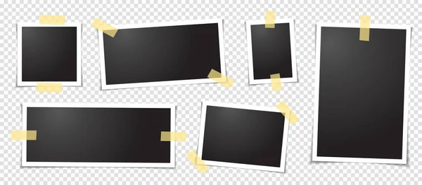 Saydam bir arkaplanda yapıştırıcı bantla sabitlenmiş polaroid fotoğraf çerçeveleri. Yapışkan banttaki fotoğraf çerçevesi izole..