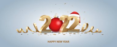 Mutlu yıllar 2022. Noel Baba şapkalı üç boyutlu altın rakamlar, kırmızı Noel topu ve parlak bir arka planda konfeti..