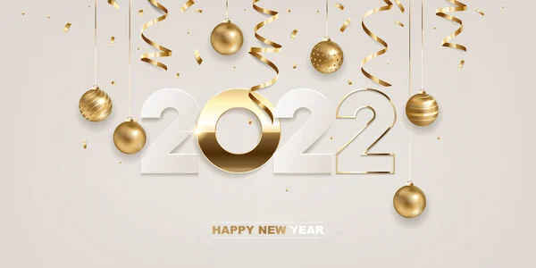 Mutlu yıllar 2022. Beyaz kağıt ve Noel süslemeli altın rakamlar ve beyaz arka planda konfeti. Tatil tebrik kartı tasarımı.