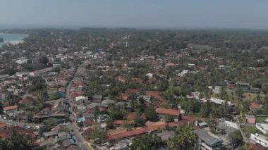 Weligama, Sri Lanka üzerinde uçan insansız hava aracı. Şehir caddesinin inanılmaz hava manzarası.